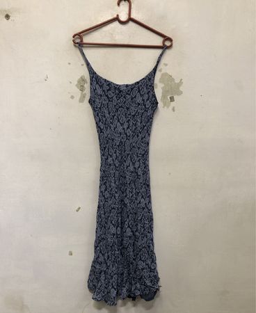 Blau gemustertes Midi-Kleid
