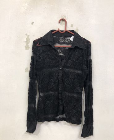 Schwarzes Spitzenkragen-Hemd mit Knöpfen