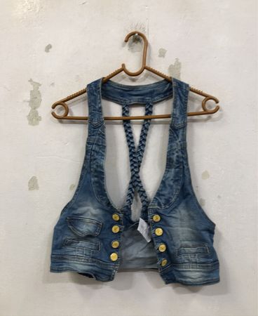 Jeansweste mit geflochtenen Trägern und Schleifenknöpfen