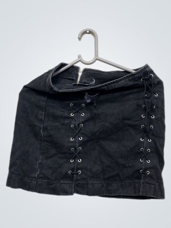 Schwarzer Denim-Minirock mit Schnürdetail