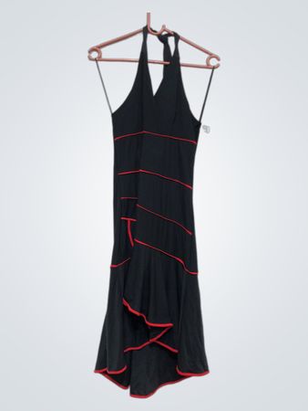 Schwarzes Halterkleid mit rotem Saum