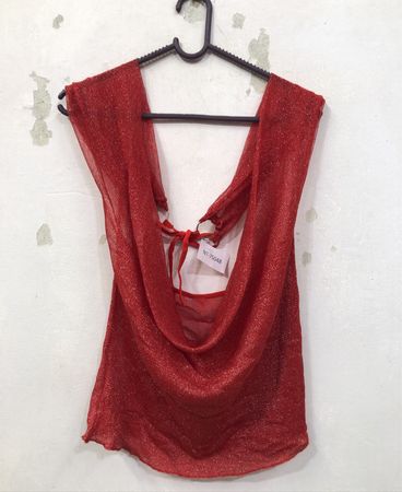 Rotes glitzerndes Top mit Bindeband hinten