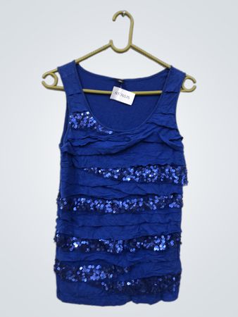 Blaues Tanktop mit Pailletten und Rüschen