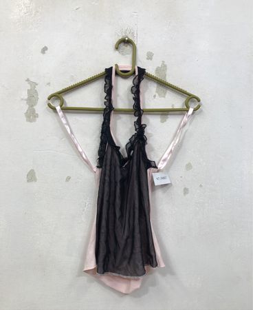 Rosa und schwarze Dessous mit Rüschen
