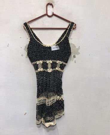 Schwarzes und cremefarbenes gestricktes Tanktop mit floralem Detail