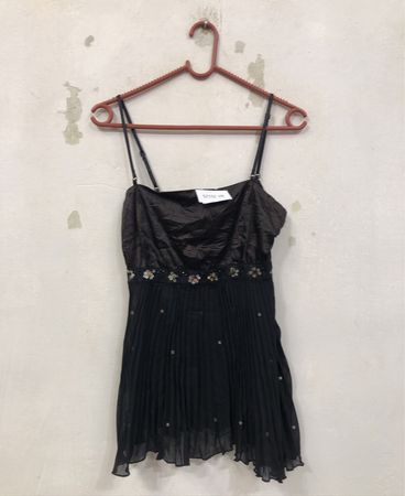 TALIA Schwarzes Plissee-Kleid mit verziertem Bund
