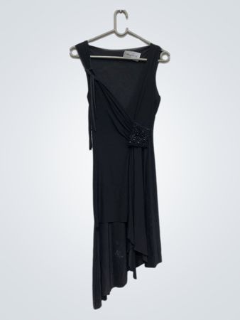 Schwarzes asymmetrisches Kleid mit Perlendetails