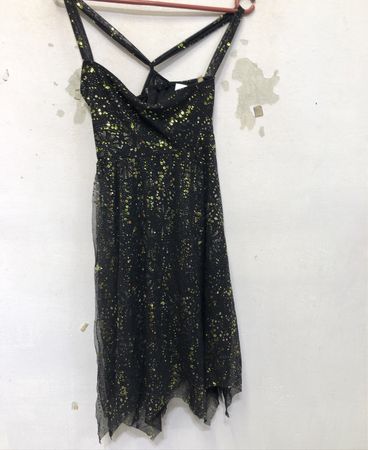 Schwarzes Kleid mit goldenem Glitzer