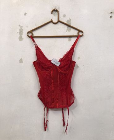 Rotes Spitzenkorsett mit Strumpfhaltern