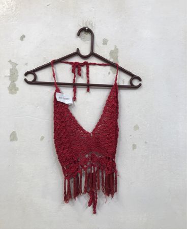 Rotes Häkel-Haltertop mit Fransen