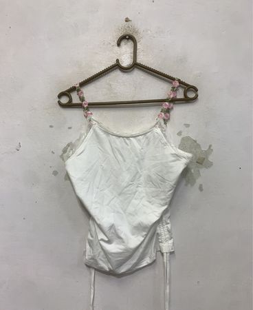Weißes Trägershirt mit floralen Trägern