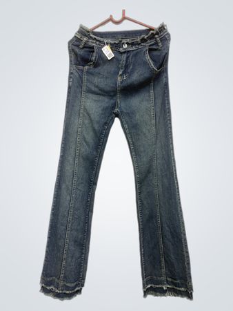 Blaue Denim-Jeans mit gelbem Etikett