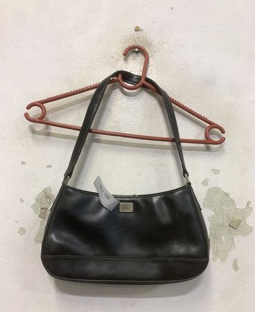 Schwarze Schultertasche mit kleinem Metall-Logo