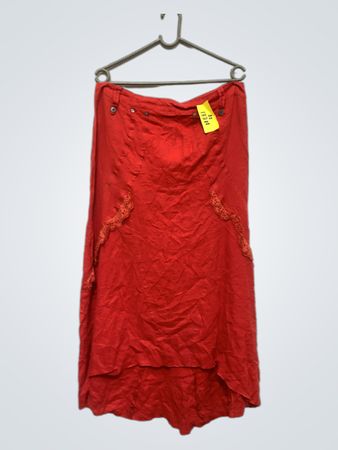 Roter Maxirock mit Spitzenbesatz