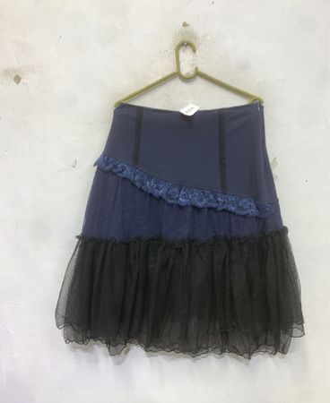 Blauer und schwarzer Lagenrock