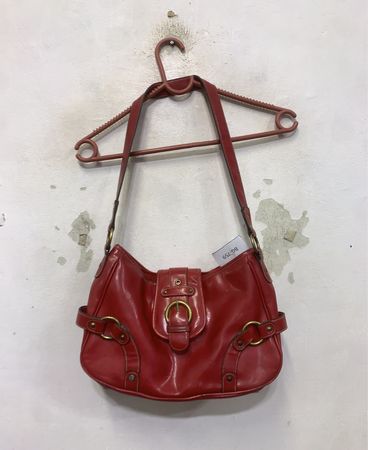 Rote Schultertasche
