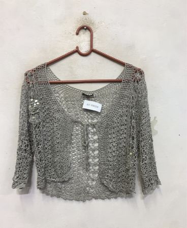Caroline Biss Grauer gehäkelter Bolero mit Pailletten