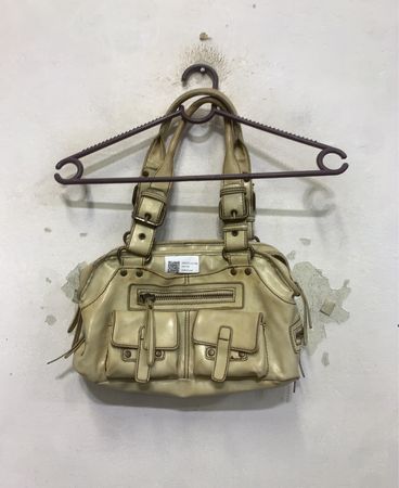 Beige Handtasche mit Schnallen und Taschen