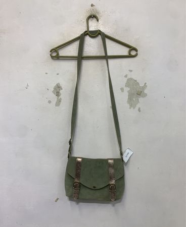 Grüne Wildleder-Schultertasche mit Schnallen-Detail