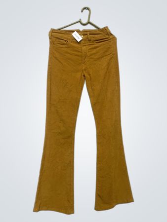 Braune Cordhose mit ausgestelltem Bein