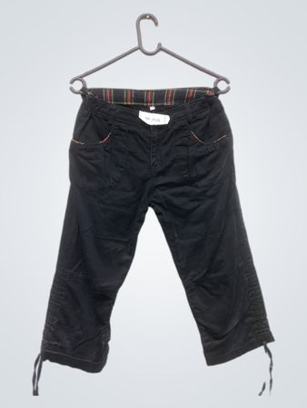 Schwarze Capris mit kariertem Futter