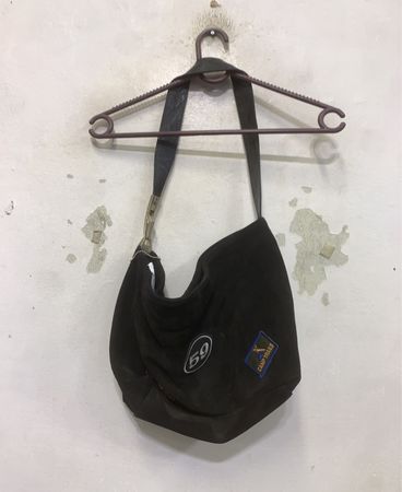 Unmarkierte schwarze Wildleder-Schultertasche mit Patches