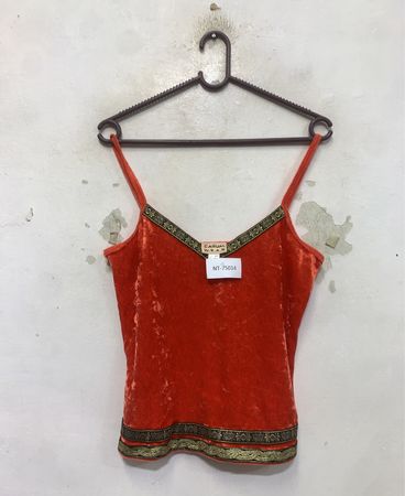 Rotes Samt-Cami-Top mit verzierten Besätzen