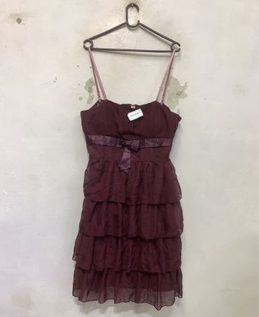 Burgunderrotes Rüschkleid mit Schleifendetail