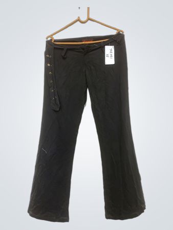 Pussy schwarze, mit Gürtel versehene Schlaghose