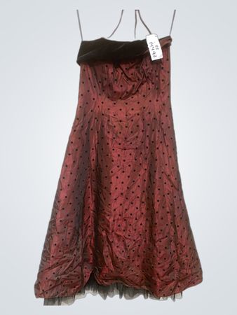 Rotes Kleid mit weißen Punkten und schwarzem Samtbesatz