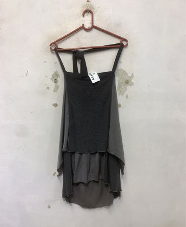 Graues, Lagen-stufiges Neckholder-Oberteil