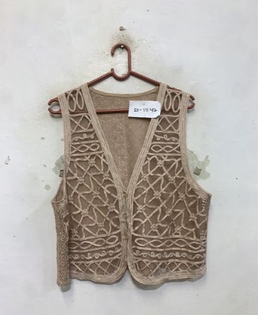 Beige Spitzenweste mit der Aufschrift "SS-111 42