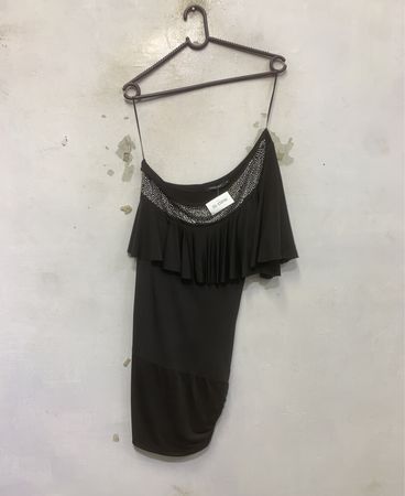 Jennifer Taylor Black besticktes Kleid