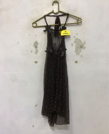 Schwarzes transparentes Kleid mit rotem Blumenmuster und Schleifen