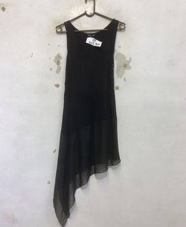Schwarzes asymmetrisches Saumkleid auswählen
