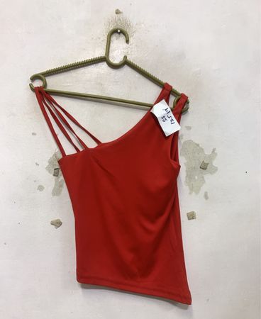 Rotes Ein-Schulter-Tanktop