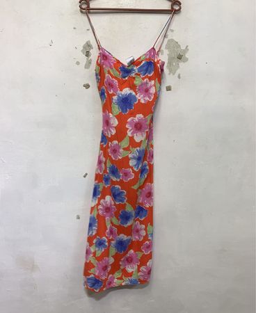 Orange-kleid mit Blumenmuster und Spaghettiträgern