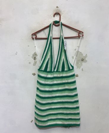 Grün-weiß gestreiftes Neckholder-Kleid