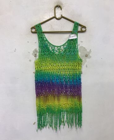 Grün-gelb-blau-lila Ombre Häkel-Top mit Fransen