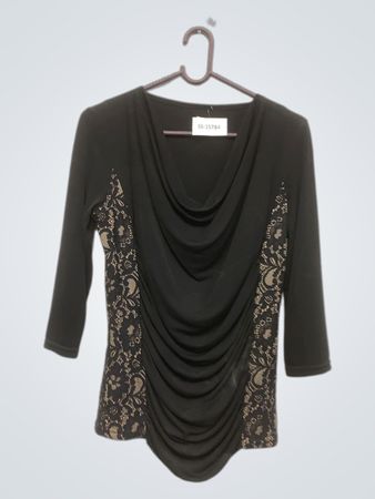 Schwarzes Top mit Spitzen-Einsätzen