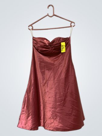Trägerloses gerafftes rotes Kleid