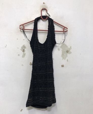 Schwarzes Neckholderkleid mit goldenen Akzenten