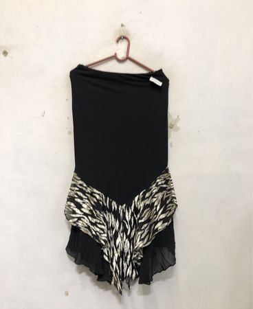 Schwarzes trägerloses Kleid mit Animal-Print-Detail