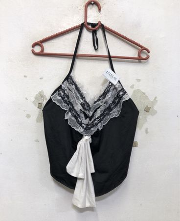 Schwarzes Neckholder-Top mit weißer Spitzenborte und Schleifendetail