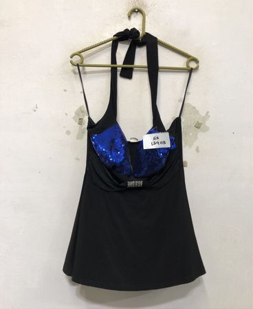 Schwarzes Neckholder-Oberteil mit blauen Paillettenakzenten und Strassdetail