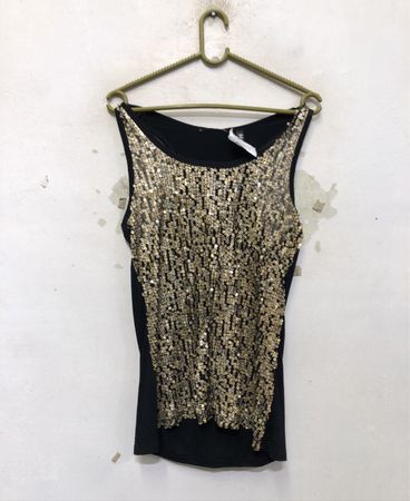 Schwarzes Tanktop mit goldenen Pailletten