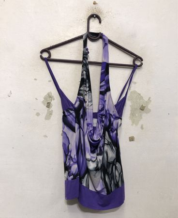 Lila-schwarzes Neckholder-Top mit Blumenmuster