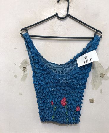 Blaues strukturiertes Oberteil mit Blumenmuster