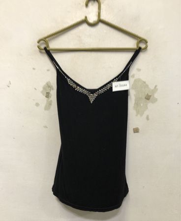 Schwarzes Tanktop mit Strassdetail
