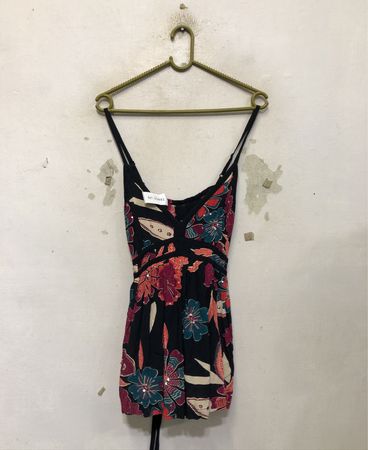 Schwarzes Camikleid mit Blumenmuster